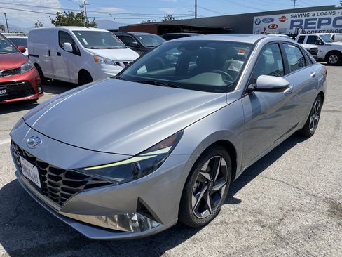 Used 2022 Hyundai Elantra SEL w/ Convenience + Premium Package FWD image 2