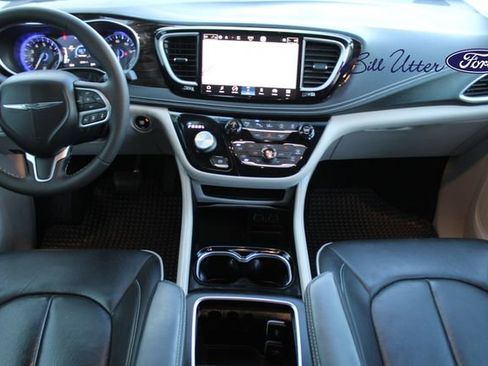 Used 2023 Chrysler Pacifica Limited image 16