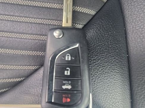 Used 2020 Toyota Camry SE image 31