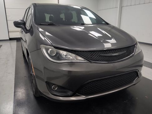 Used 2020 Chrysler Pacifica Touring w/ S Appearance Package FWD image 14