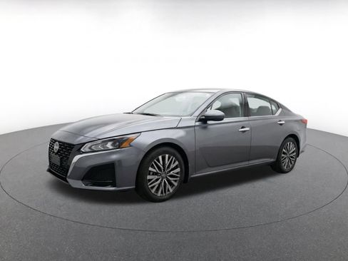 Used 2025 Nissan Altima 2.5 SV FWD image 3