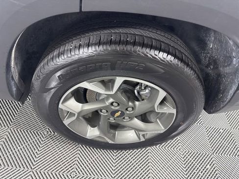 Used 2025 Chevrolet Trax LT w/ LT Convenience Package FWD image 12