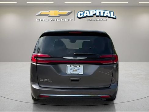 Used 2023 Chrysler Pacifica Touring-L FWD image 4