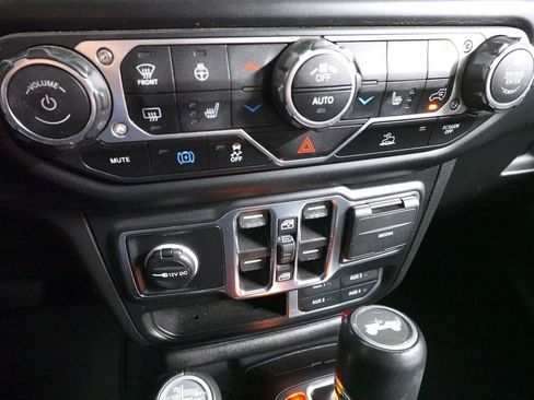 Used 2022 Jeep Wrangler Unlimited Sahara w/ Cold Weather Group AWD/4WD image 16