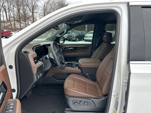 Used 2025 Chevrolet Suburban High Country image 14