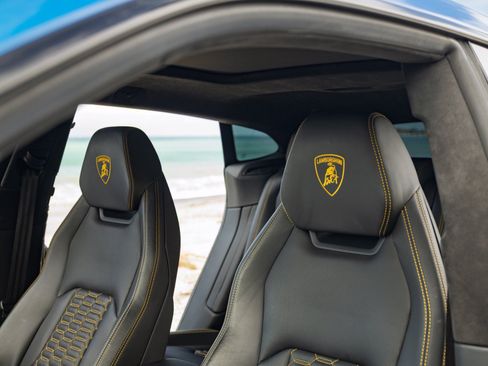 Used 2020 Lamborghini Urus AWD/4WD image 11