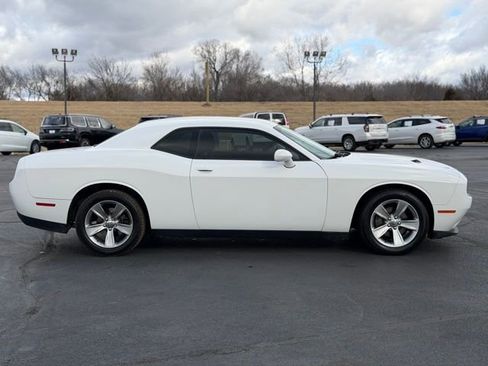 Used 2015 Dodge Challenger SXT image 8