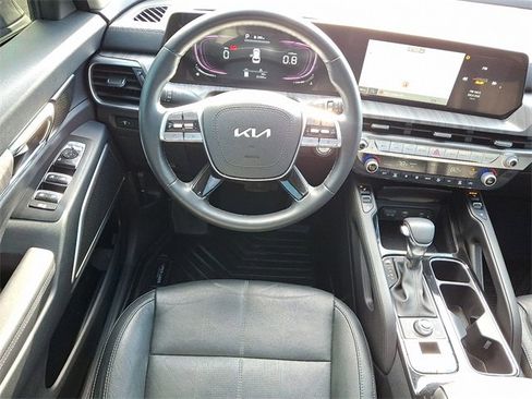 Used 2024 Kia Telluride EX w/ EX Captain's Chair Package image 11