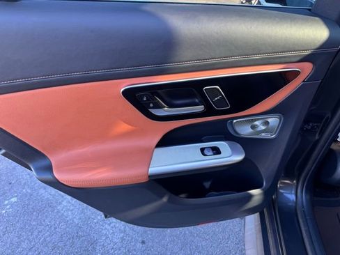 Used 2024 Mercedes-Benz GLC 300 4MATIC image 36