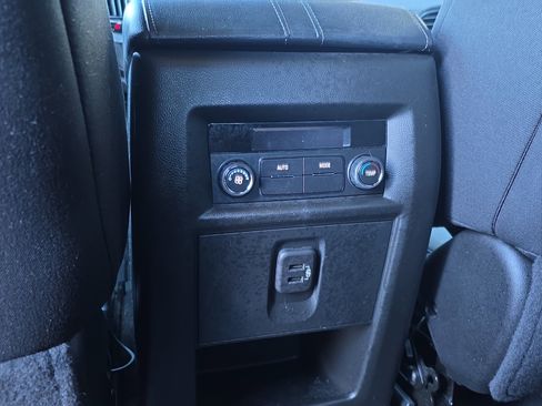 Used 2023 Chevrolet Traverse LT image 36