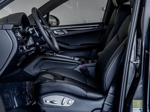 Certified 2025 Porsche Macan image 18