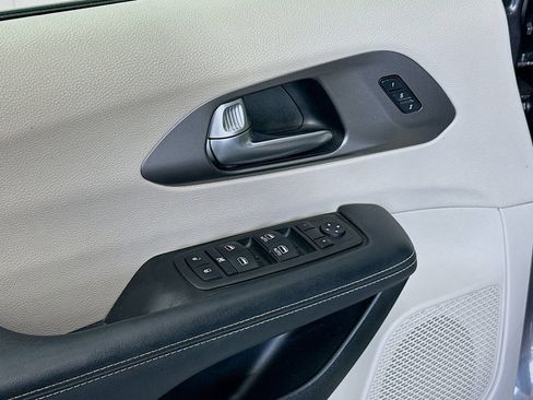 Used 2023 Chrysler Pacifica Touring-L FWD image 18