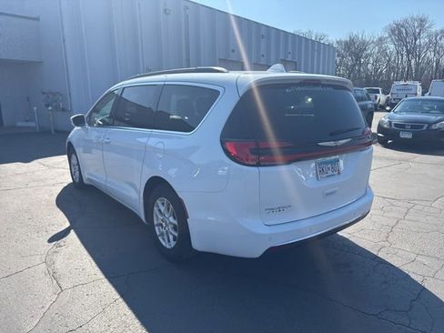 Used 2022 Chrysler Pacifica Touring-L image 6