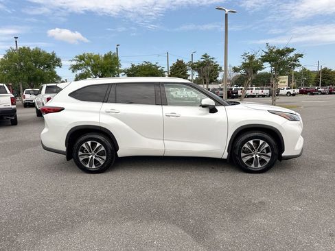 Used 2022 Toyota Highlander XLE AWD/4WD image 2
