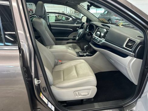 Used 2019 Toyota Highlander Limited Platinum w/ Carpet Mat Package (TMS) AWD/4WD image 26