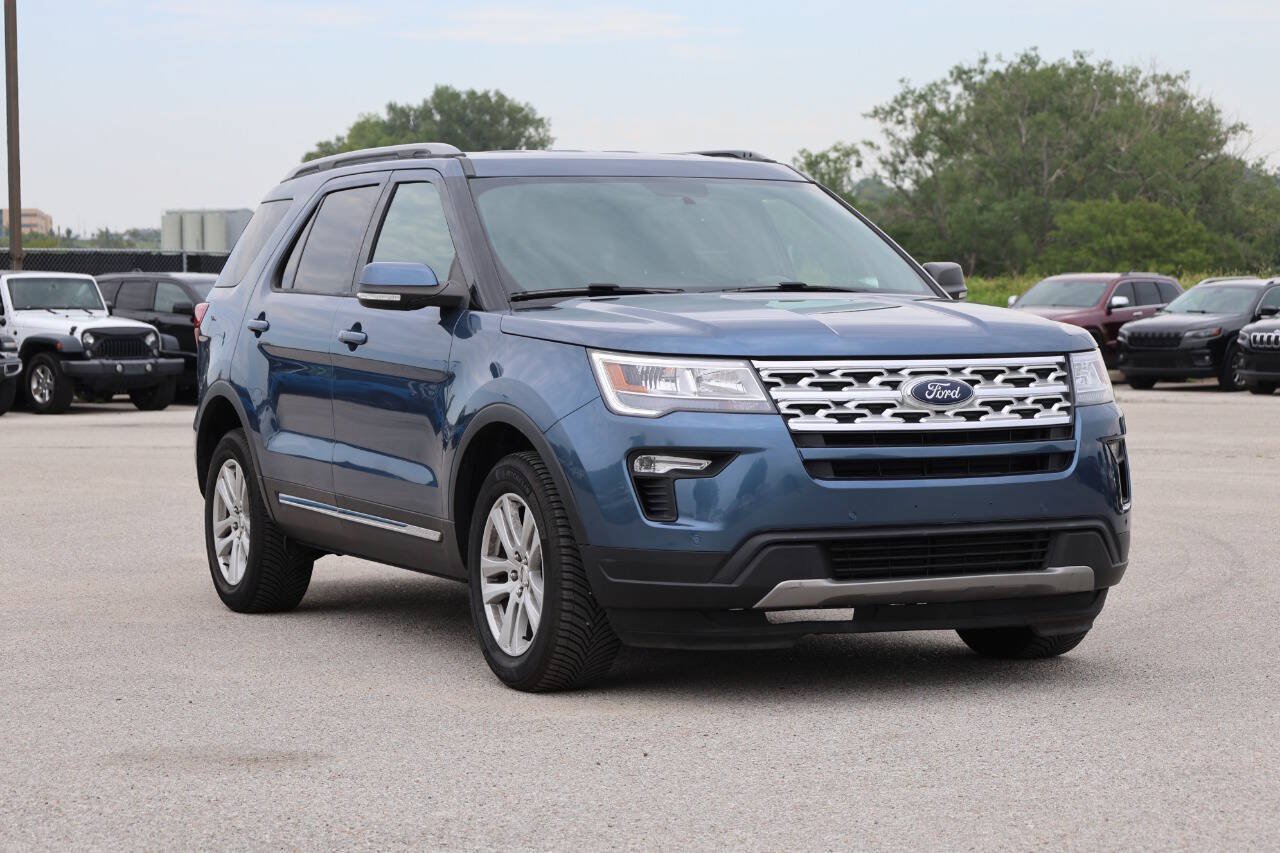 Used 2019 Ford Explorer XLT w/ Equipment Group 202A AWD/4WD image 4