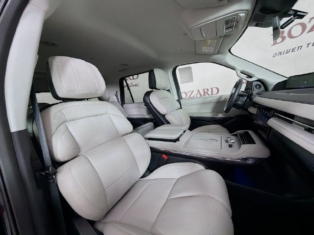 New 2026 Lincoln Navigator Premiere AWD/4WD image 32