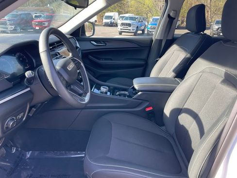 Used 2023 Jeep Grand Cherokee Laredo w/ Luxury Tech Group I AWD/4WD image 9