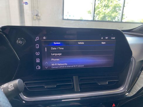 Used 2024 Chevrolet Trax RS w/ Sunroof Package FWD image 24