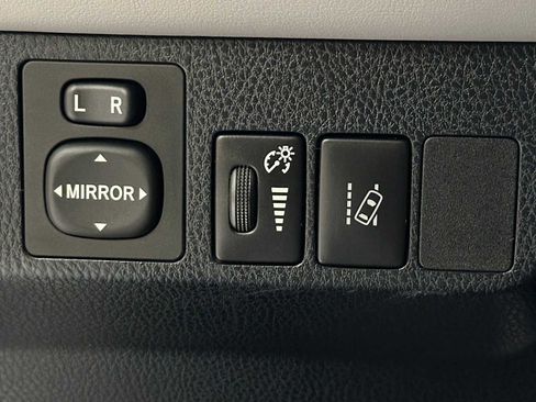 Used 2018 Toyota RAV4 LE image 16