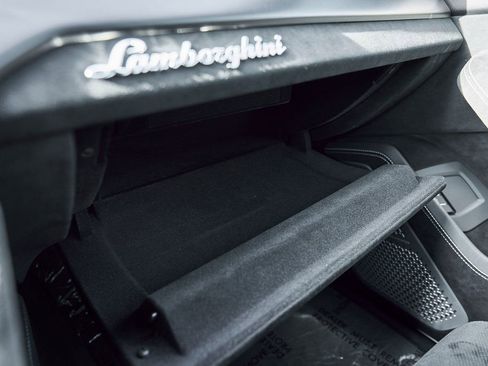 Used 2024 Lamborghini Urus Performante AWD/4WD image 89