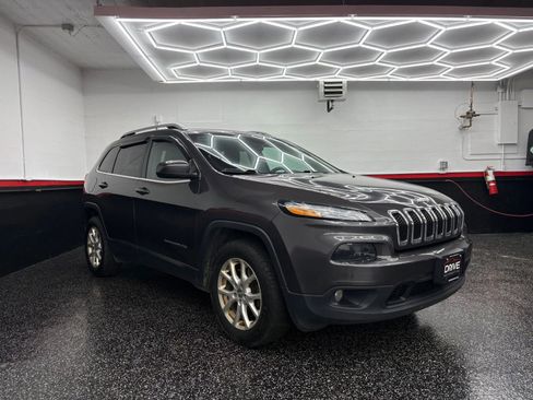 Used 2018 Jeep Cherokee Latitude Plus w/ Cold Weather Group image 3