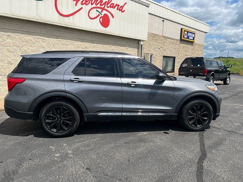 Used 2022 Ford Explorer XLT AWD/4WD image 9