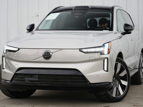 Used 2025 Volvo EX90 Plus image 3