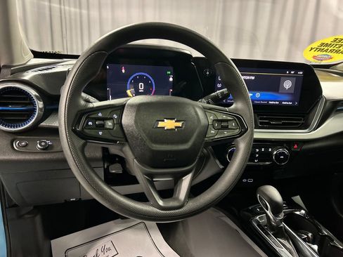 Used 2025 Chevrolet Trax LT w/ Sunroof Package image 15