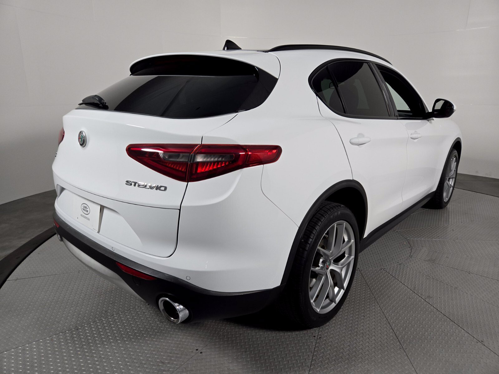 Used 2018 Alfa Romeo Stelvio Ti Sport AWD/4WD image 2