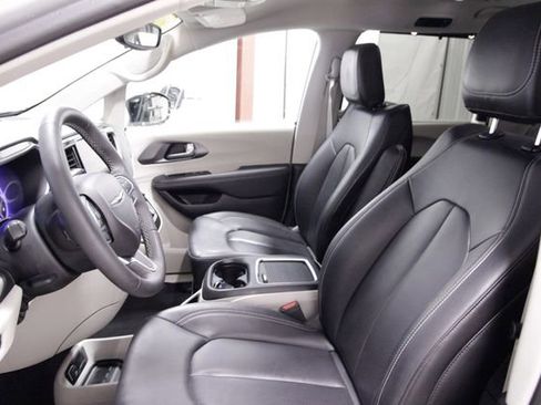 Used 2024 Chrysler Pacifica Touring-L image 14