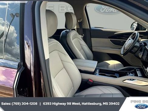 Used 2024 Lincoln Nautilus Premier image 6