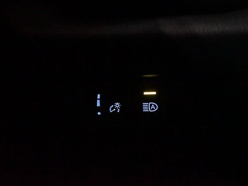 Used 2019 Toyota RAV4 LE FWD image 22