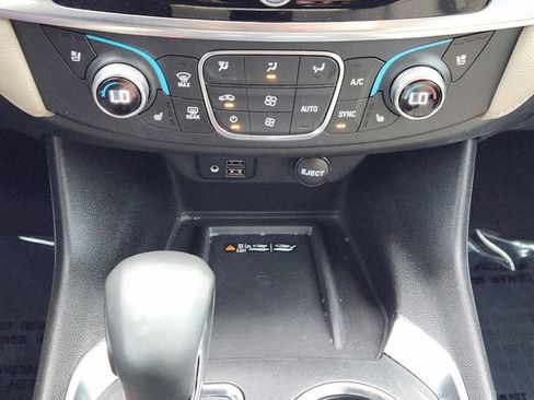 Used 2023 Chevrolet Traverse Premier FWD image 22