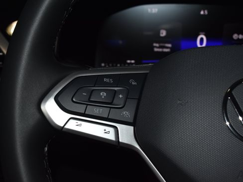 New 2026 Volkswagen Taos SE FWD image 6