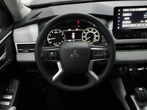 New 2026 Mitsubishi Outlander SE image 21
