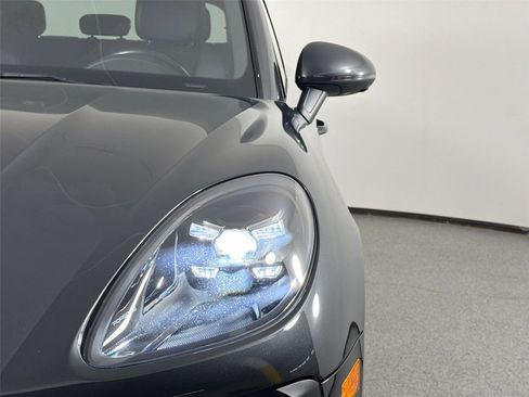 Certified 2021 Porsche Macan S AWD/4WD image 15