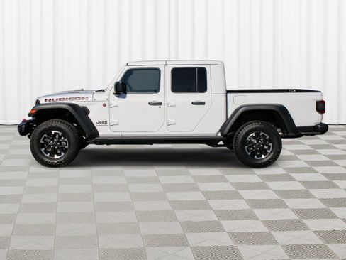 Used 2026 Jeep Gladiator Rubicon w/ Technology Group AWD/4WD image 36