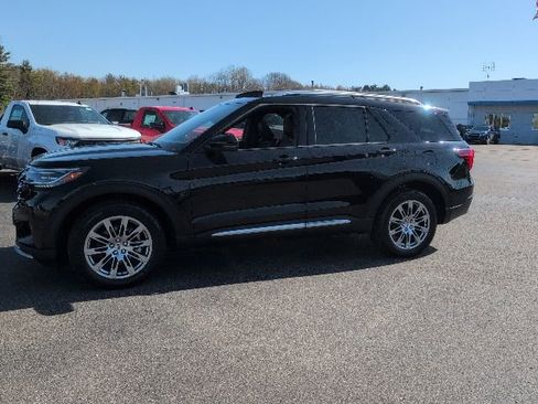 Used 2025 Ford Explorer Platinum AWD/4WD image 3