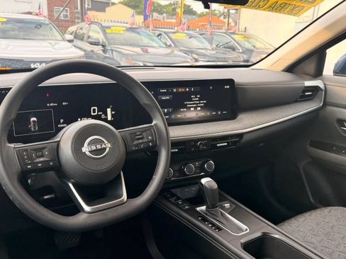 Used 2025 Nissan Kicks SV AWD/4WD image 17