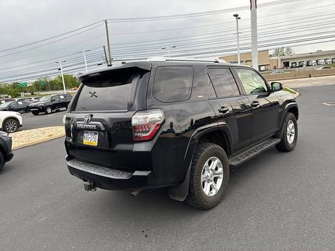 Used 2018 Toyota 4Runner SR5 AWD/4WD image 9