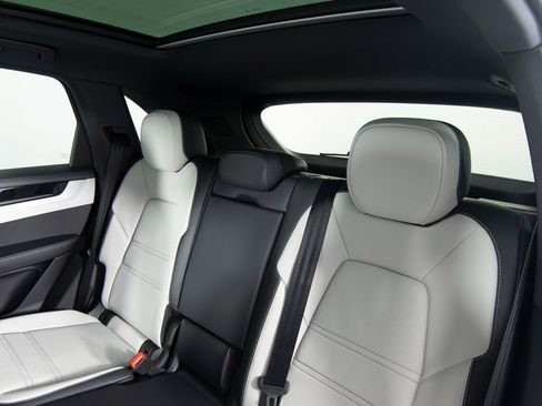 New 2026 Porsche Cayenne image 32