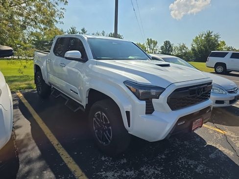 Used 2026 Toyota Tacoma TRD Sport AWD/4WD image 3