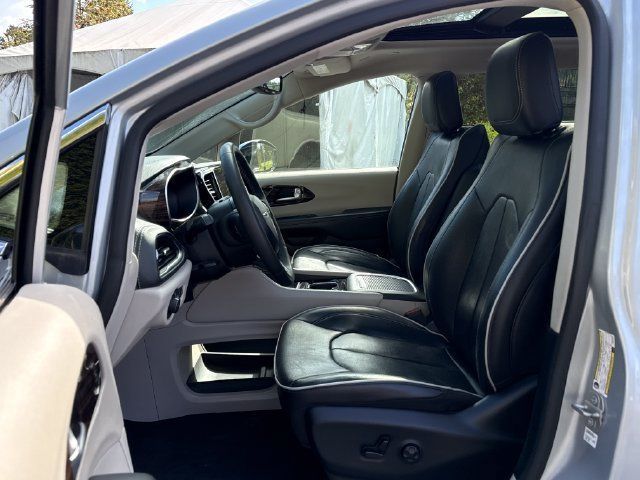 Used 2023 Chrysler Pacifica Limited FWD image 17