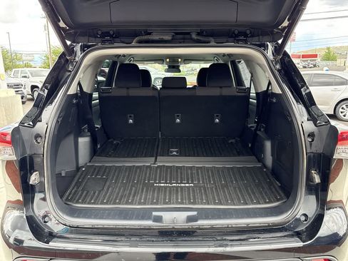 Used 2023 Toyota Highlander LE AWD/4WD image 6
