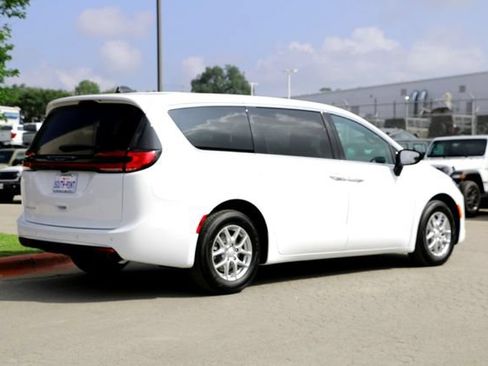 New 2027 Chrysler Pacifica Select FWD image 4