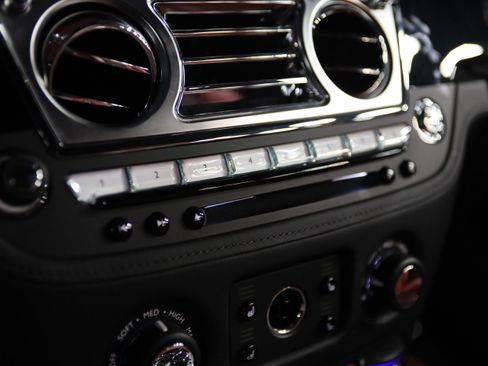 Used 2018 Rolls-Royce Wraith RWD image 28