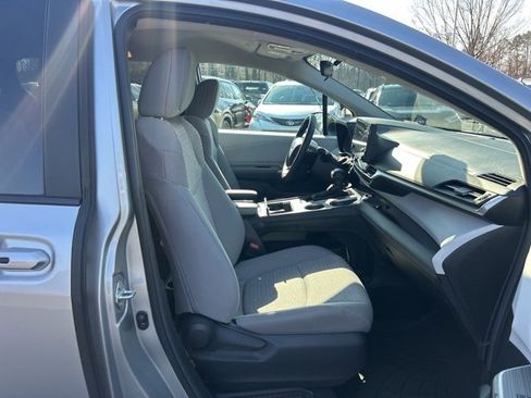 Used 2025 Toyota Sienna LE image 18