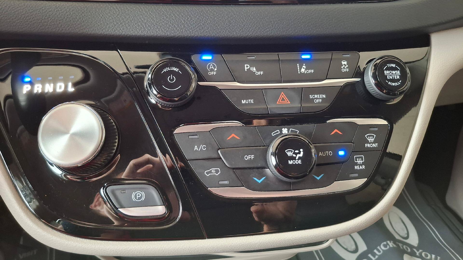 Used 2023 Chrysler Pacifica Touring-L FWD image 21