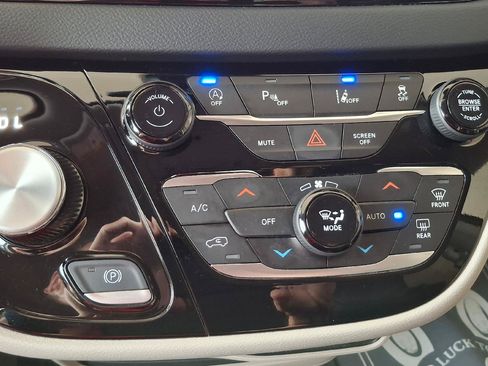 Used 2023 Chrysler Pacifica Touring-L FWD image 21